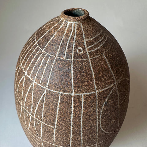 scribe vase in sable