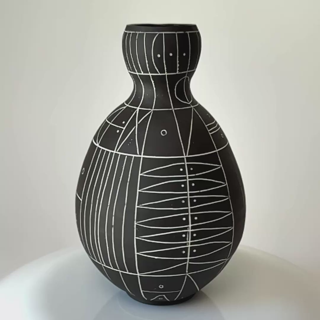 Scribe Vase in Black